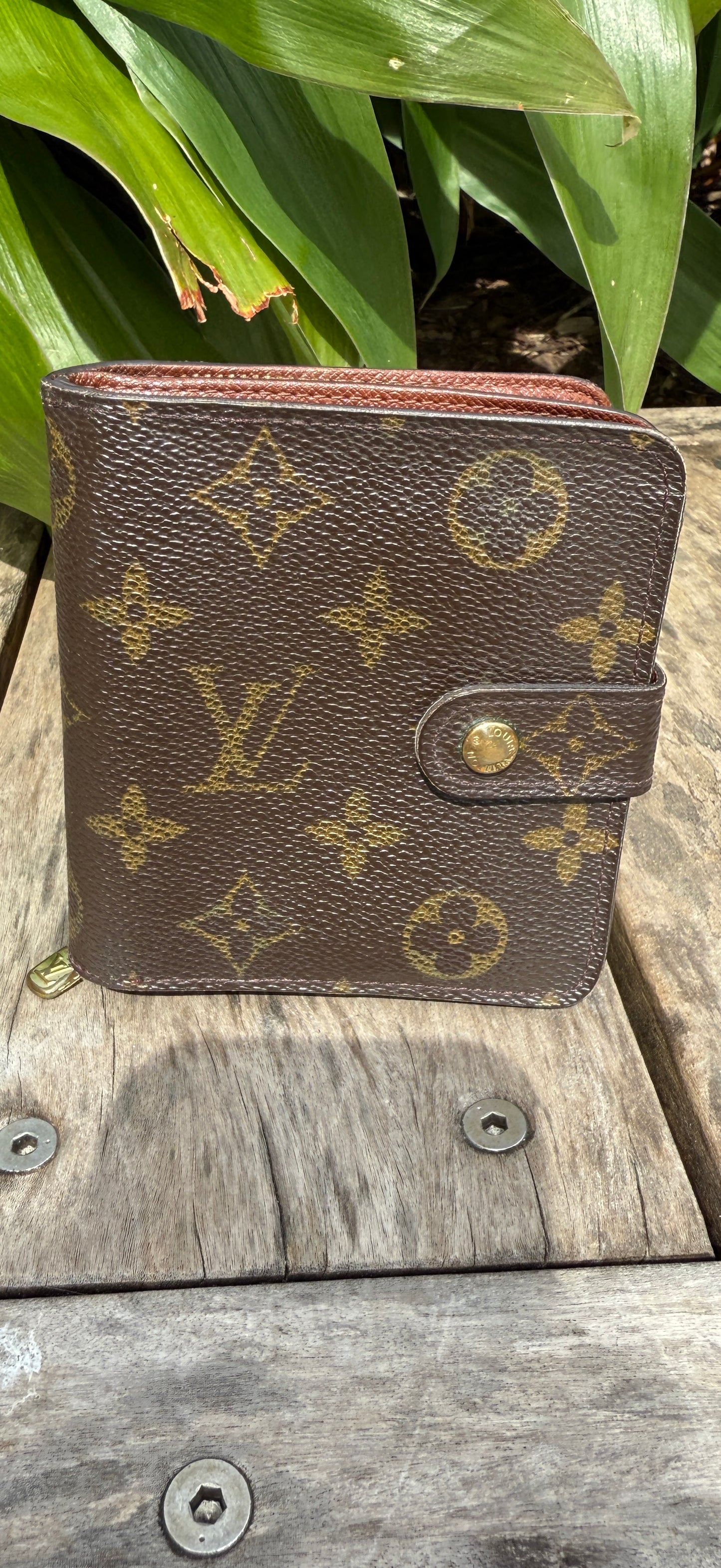 LV Compact Zip
