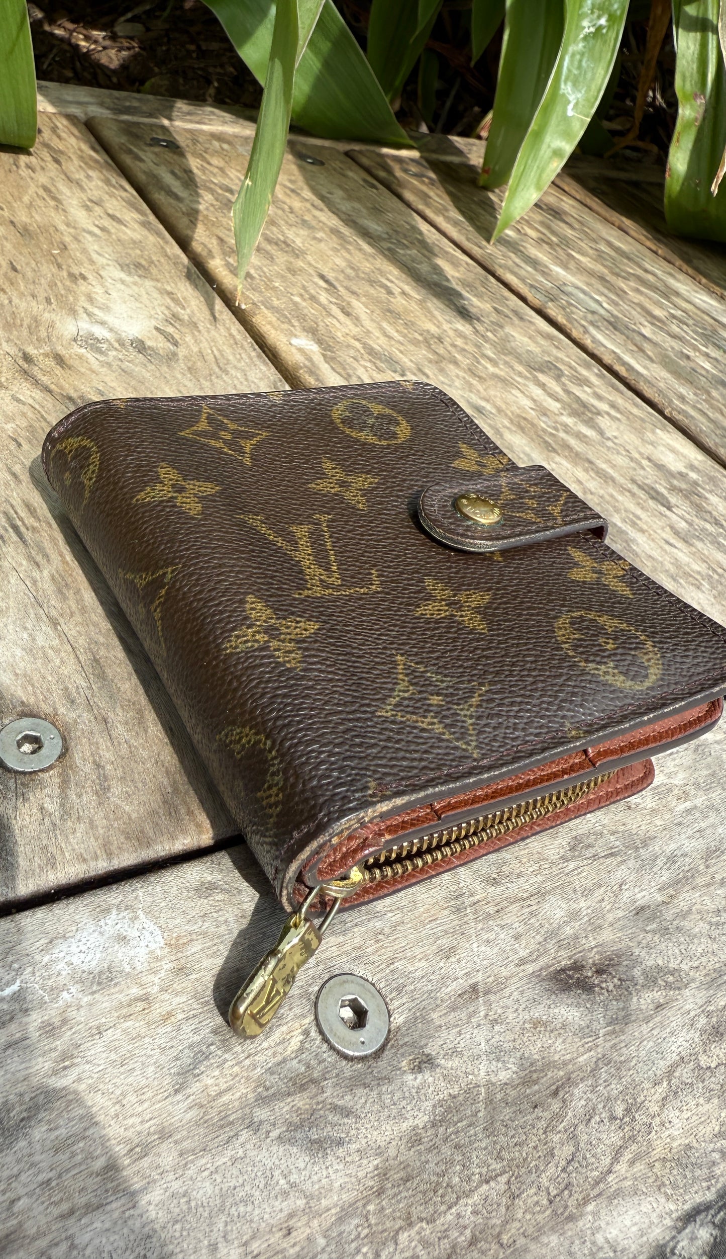 LV Compact Zip