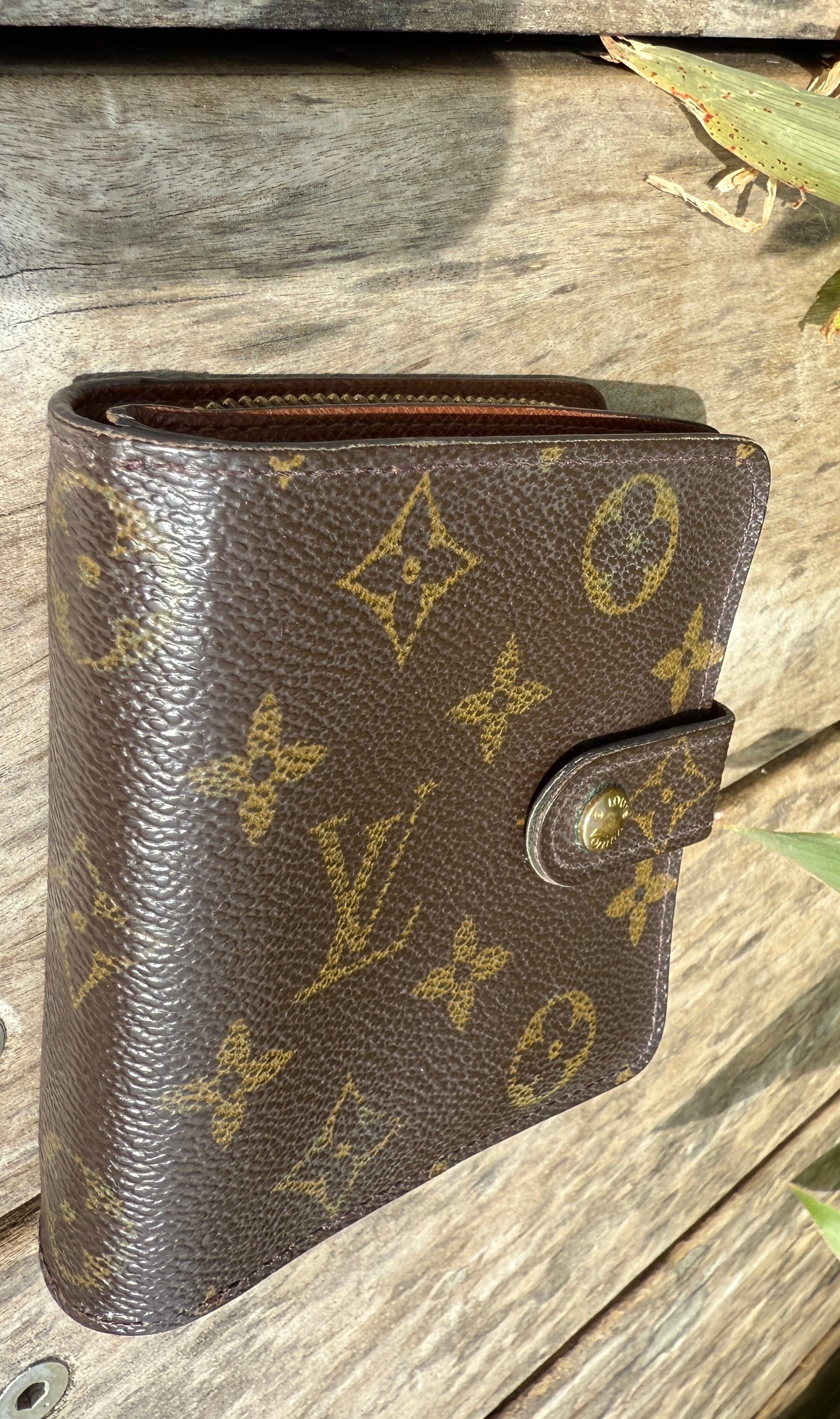 LV Compact Zip