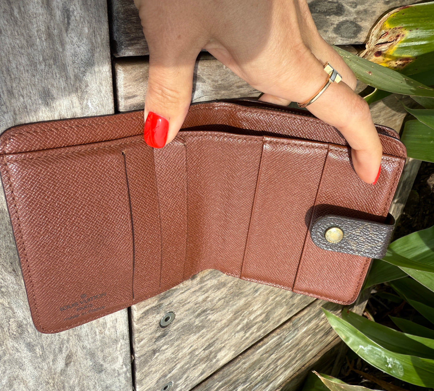 LV Compact Zip