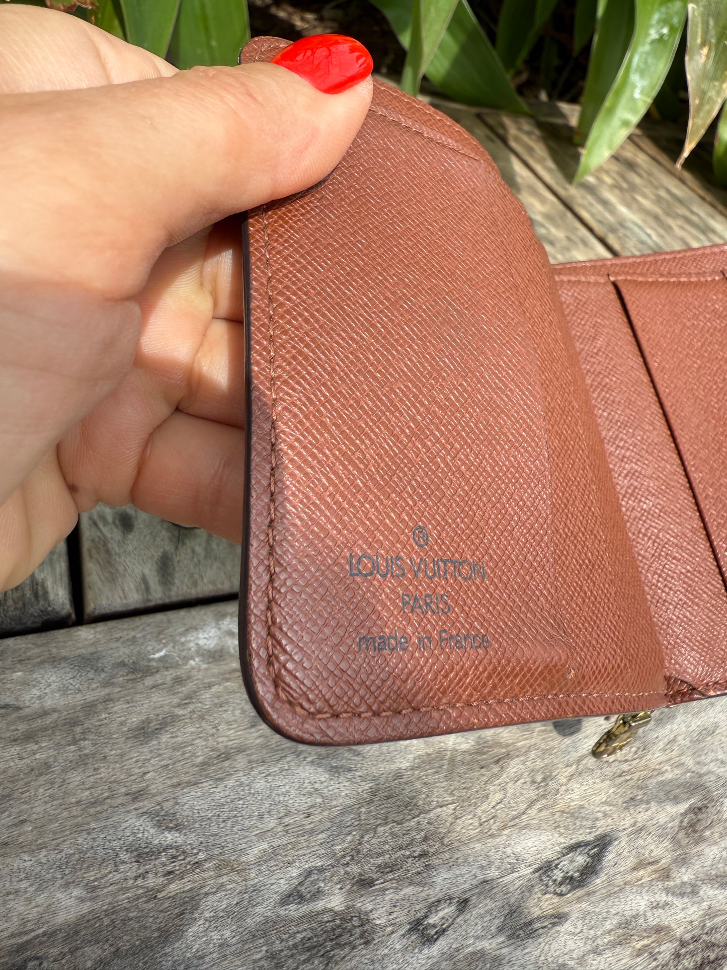 LV Compact Zip