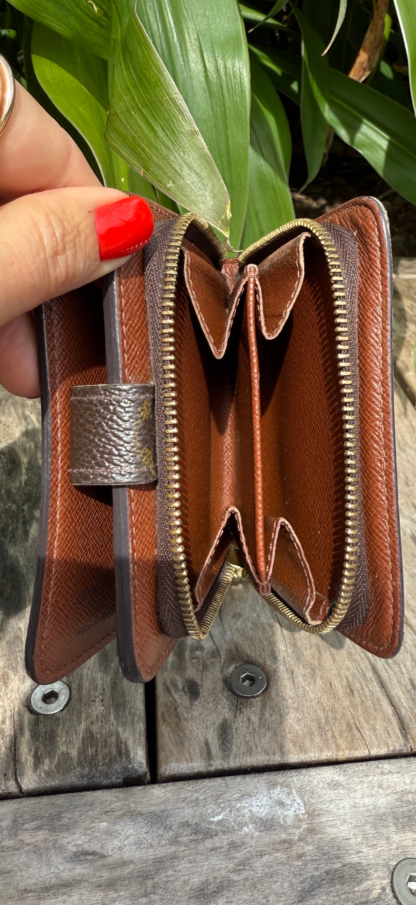LV Compact Zip